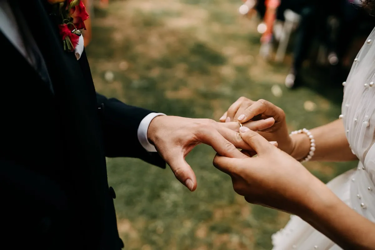 Ringtausch in Nahaufnahme bei einer Hochzeit in Evian