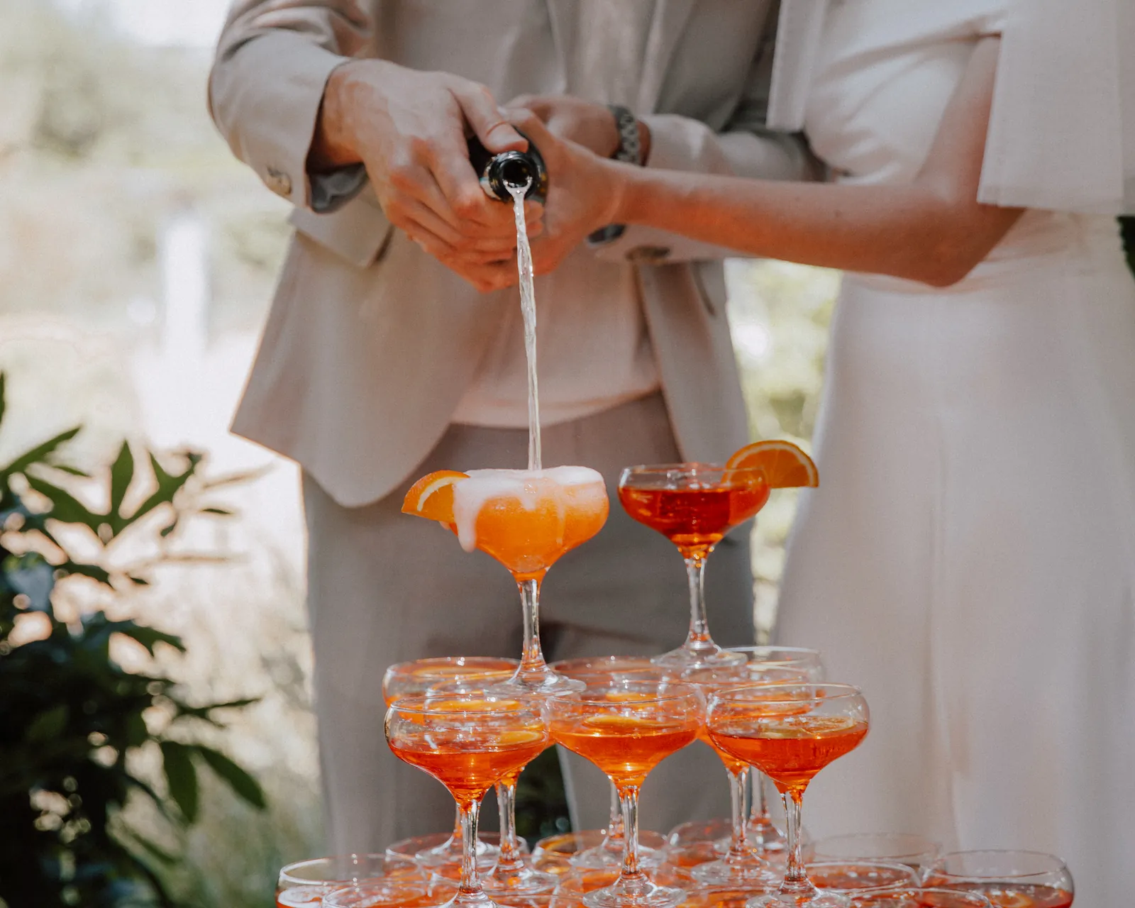 Brautpaar füllt einen Aperol-Turm im Botanischen Garten St. Gallen