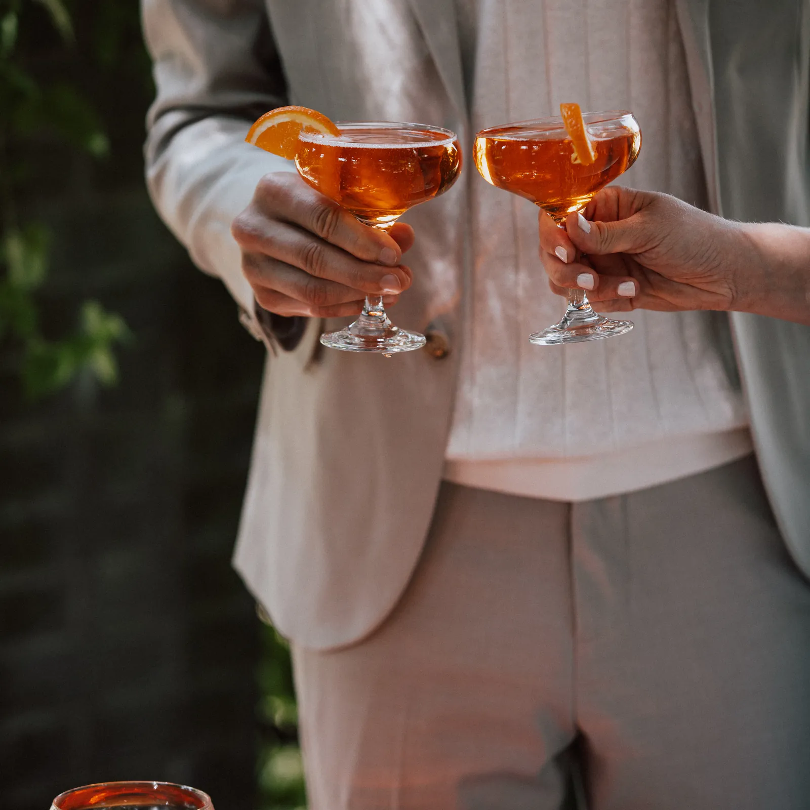 Brautpaar stösst mit zwei Coupes Aperol an