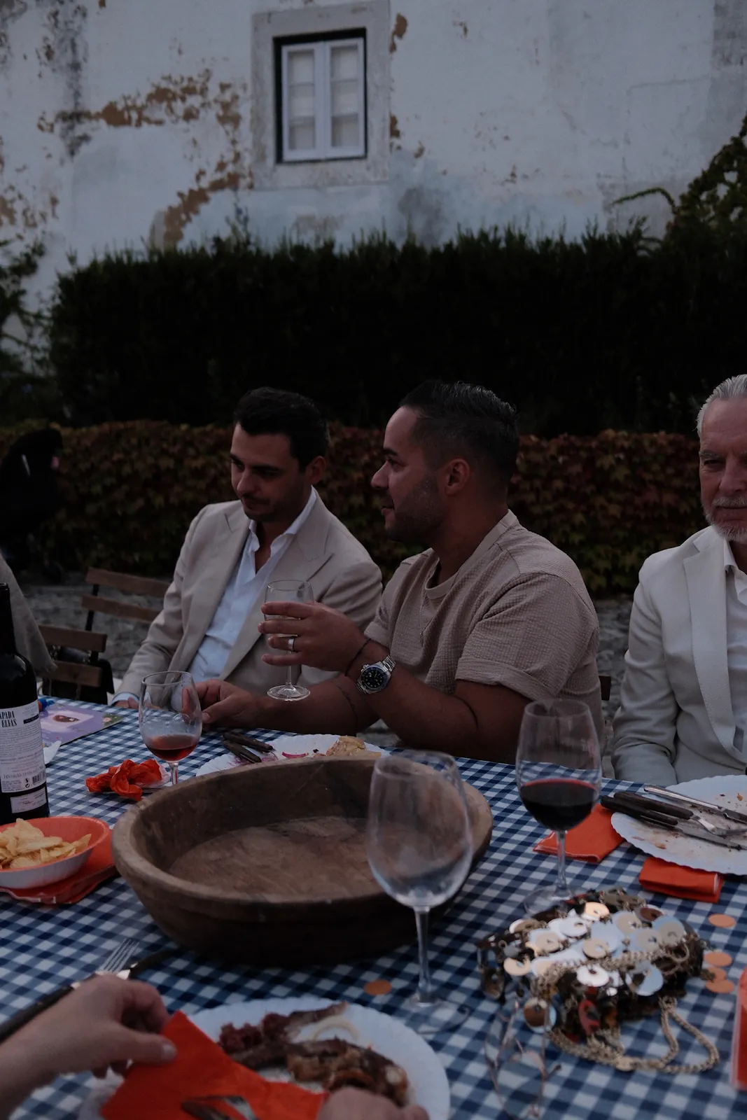 Gäste im Gespräch am Tisch beim Pre-Dinner in Portugal