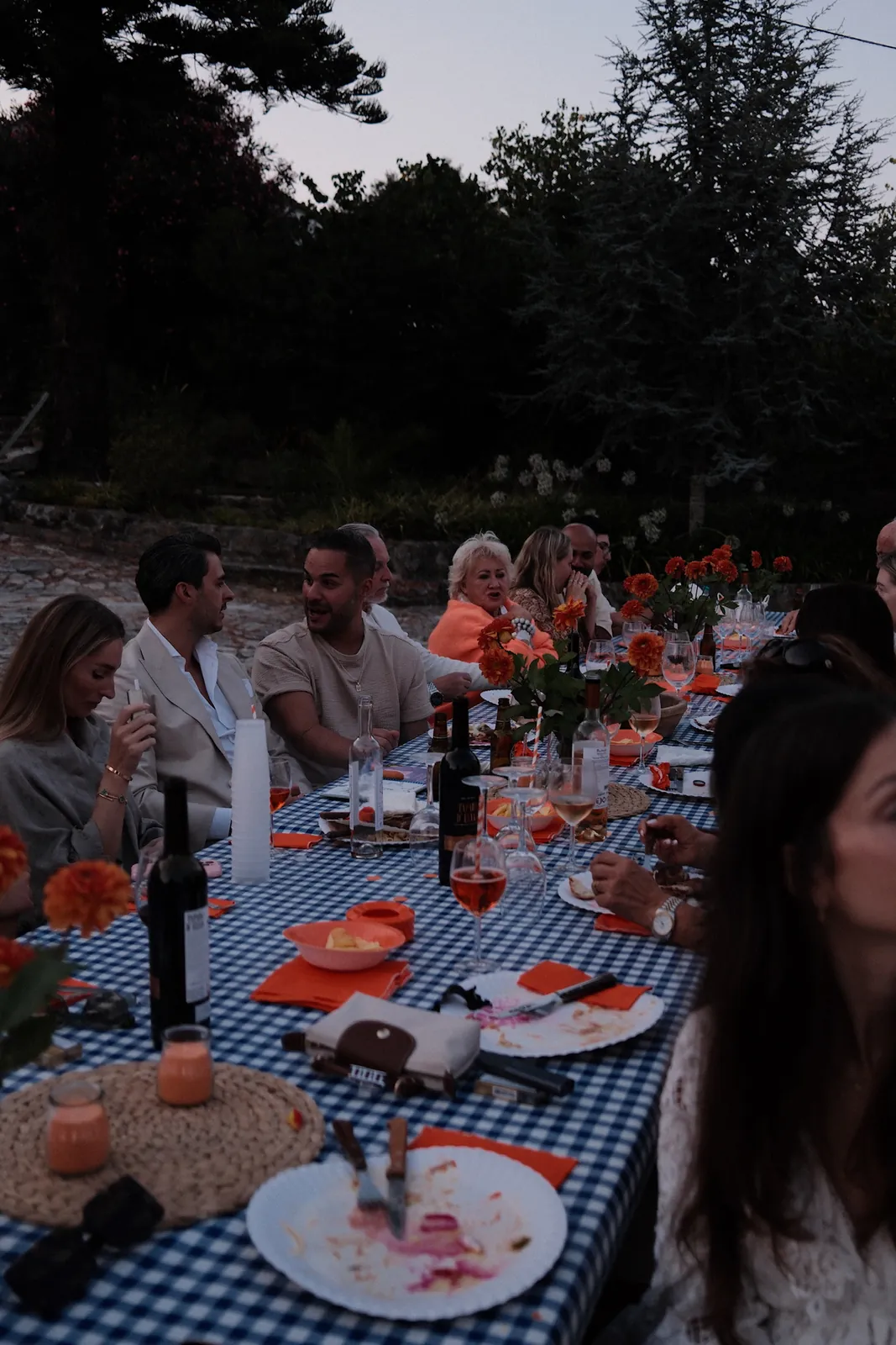 Gedeckte Tafel mit Kerzen und orangen Blumen am Abend beim Pre-Dinner in Portugal