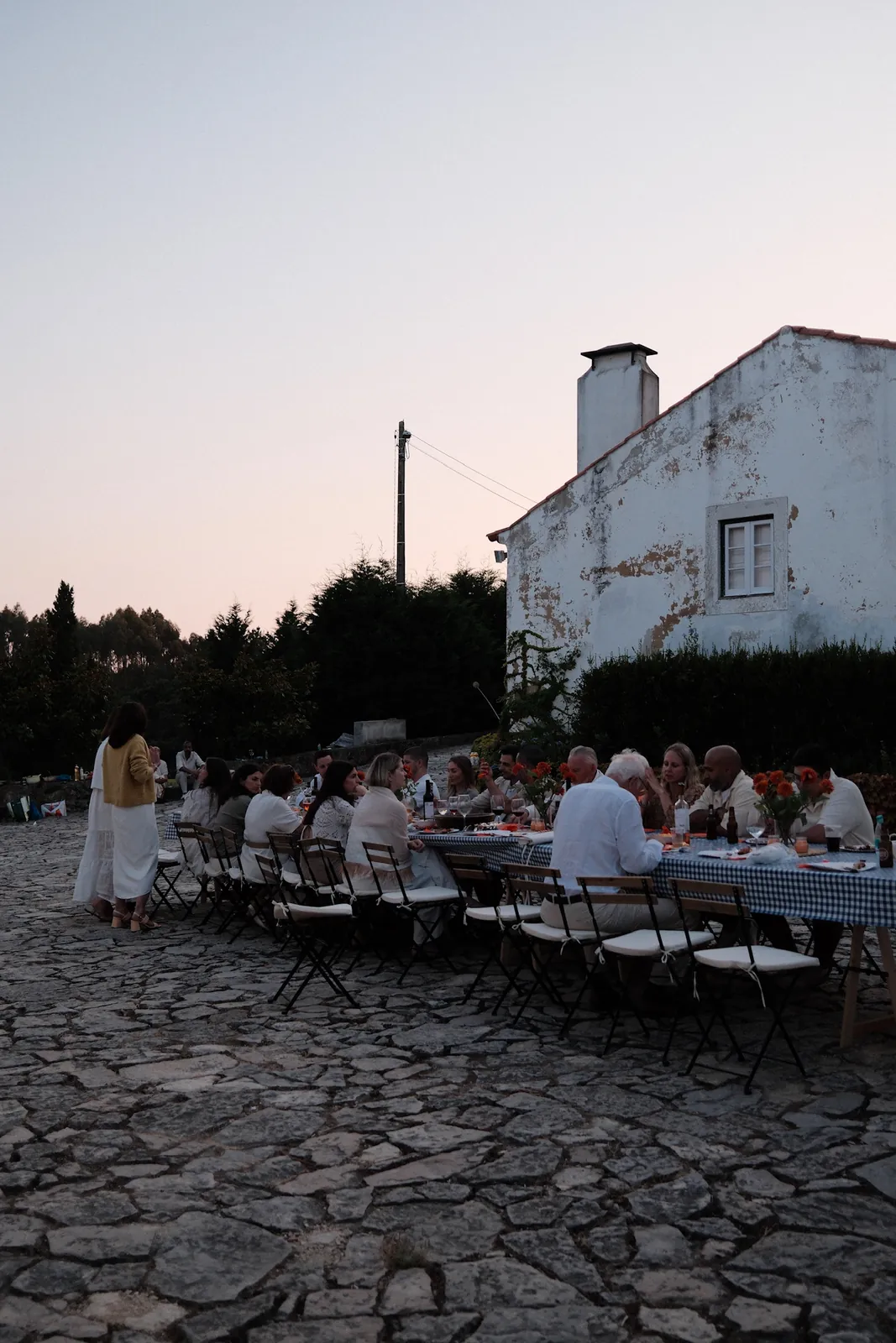 Pre-Dinner vor einem weissen Landhaus in der Abendstimmung in Portugal