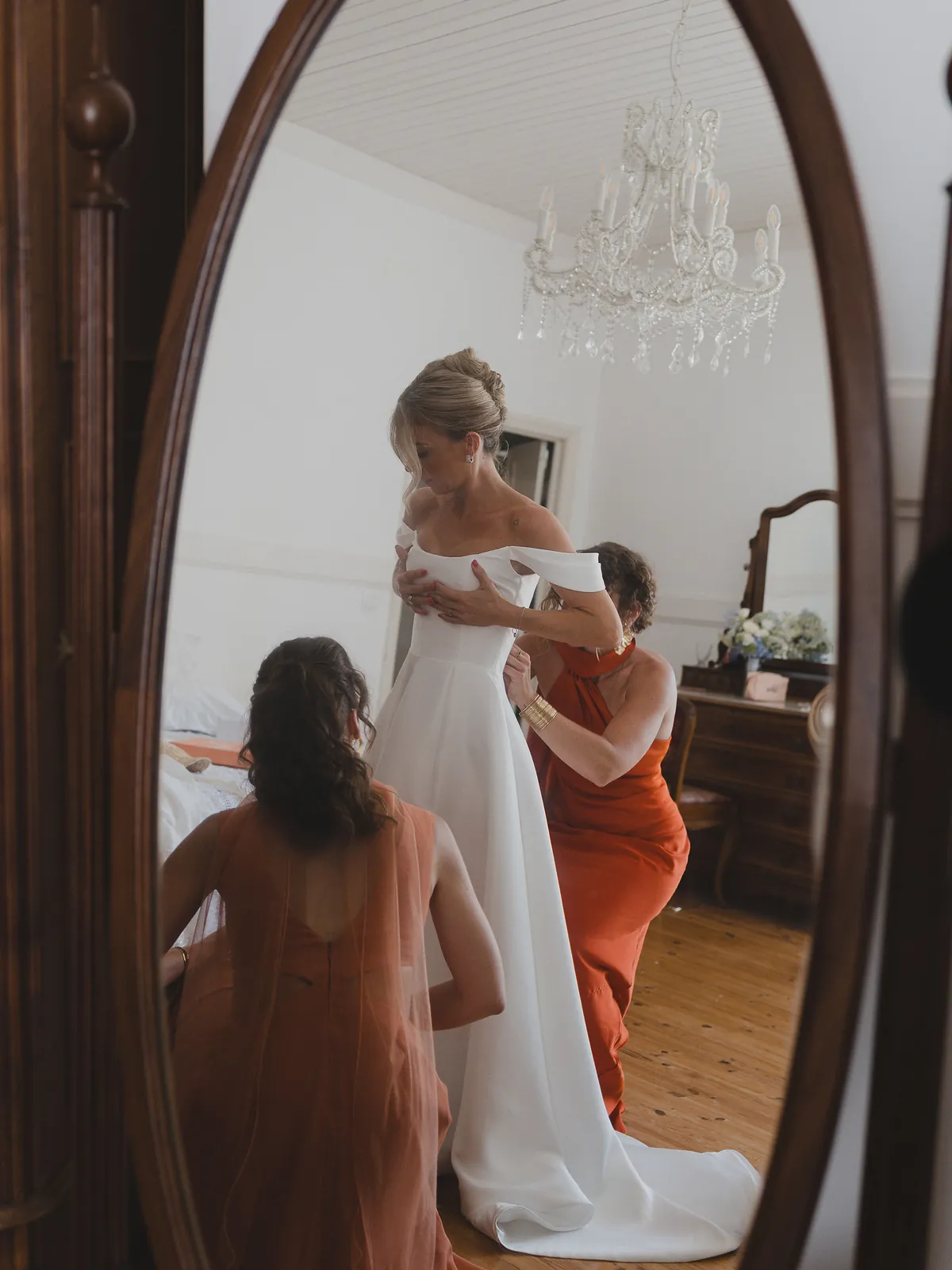 Braut im Spiegel beim Ankleiden vor der Hochzeit in Portugal