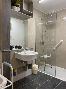 A Chieza carer providing personal care at home