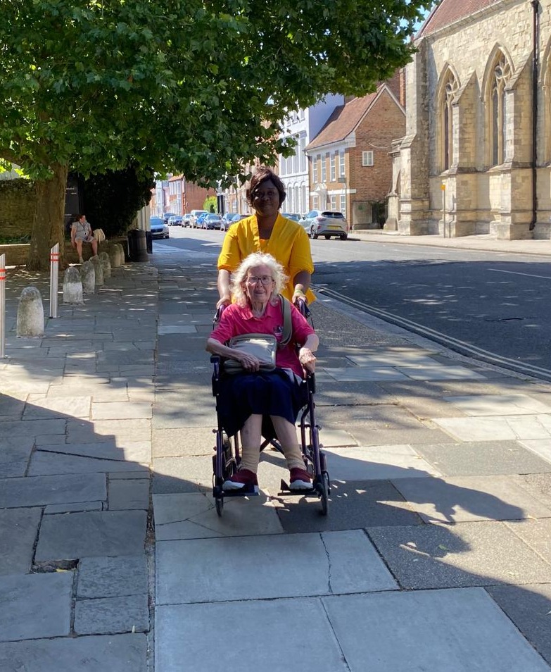 A Chieza carer providing respite support at home