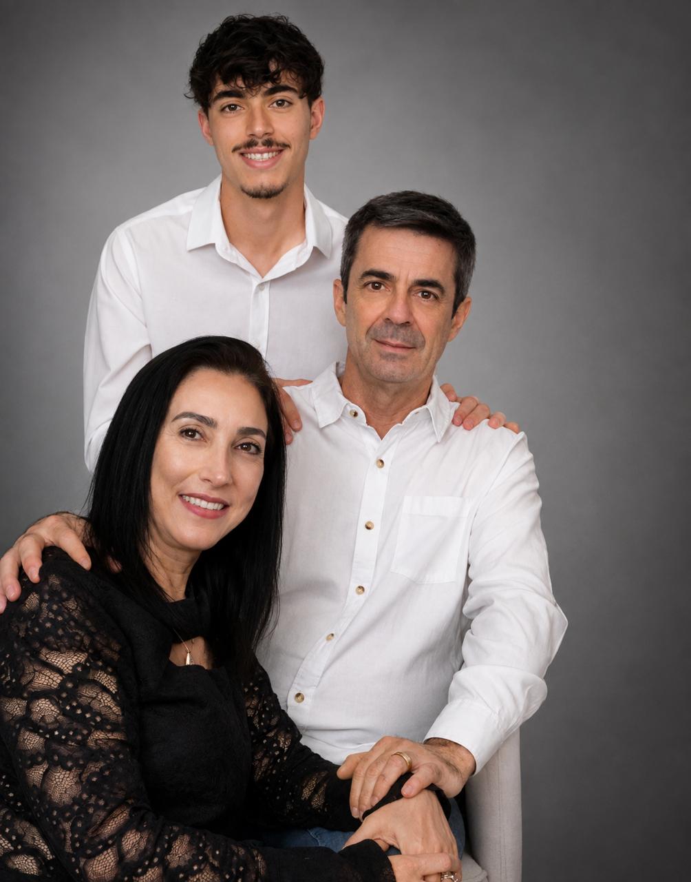 Dra. Andrea Badra com o marido e o filho