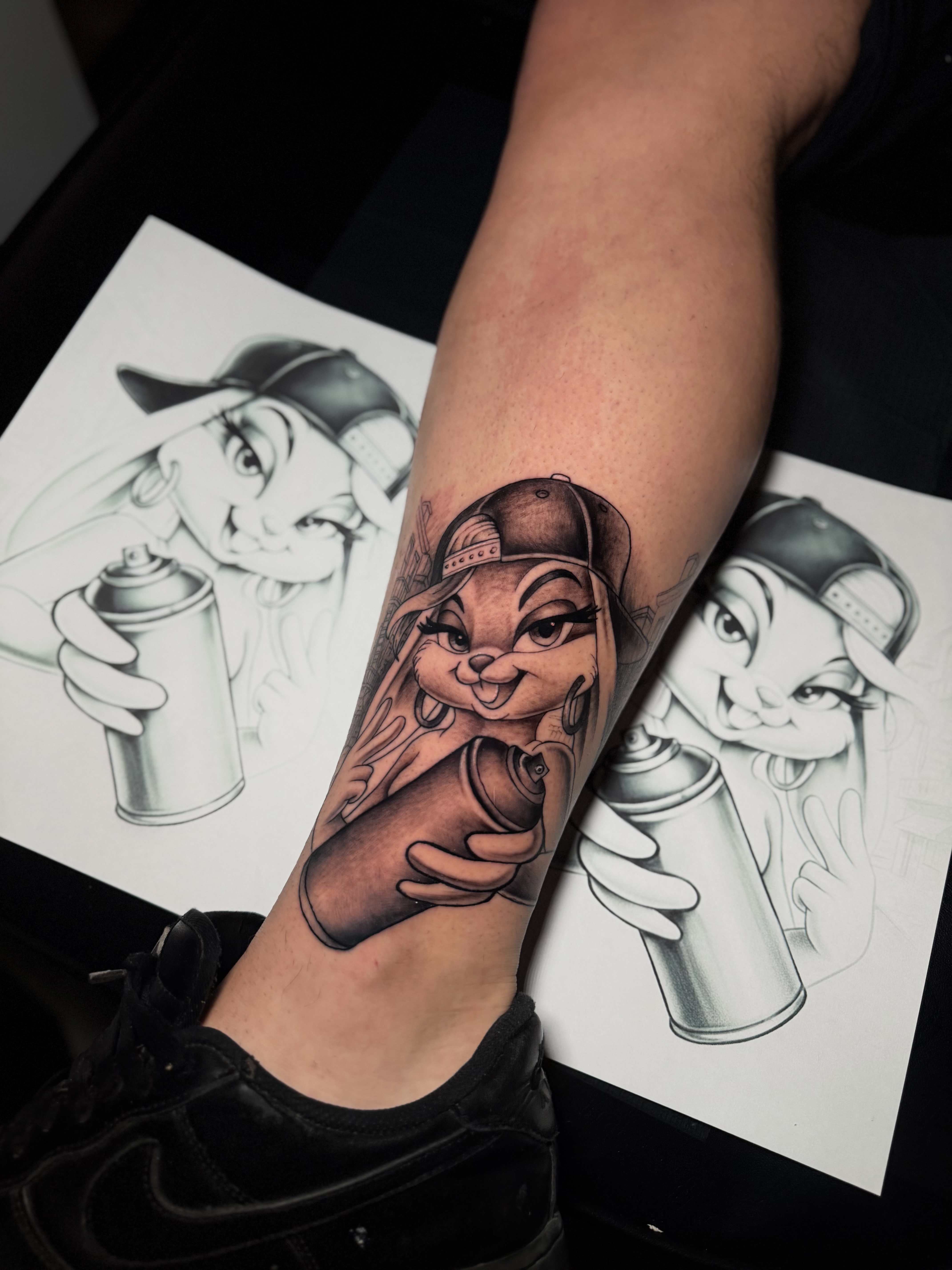 Tatuaje black and grey — gato bruja en calabaza de Halloween