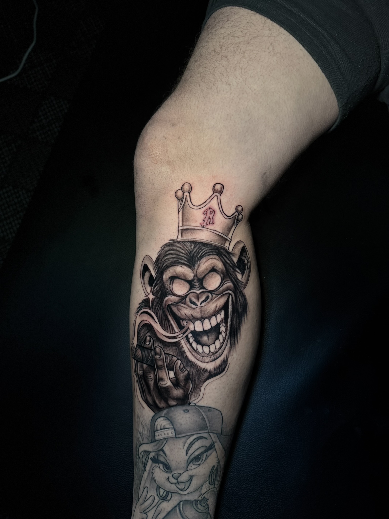 Tatuaje chicano — lettering a mano con nombre en la mano, obra de Rober INK Madrid