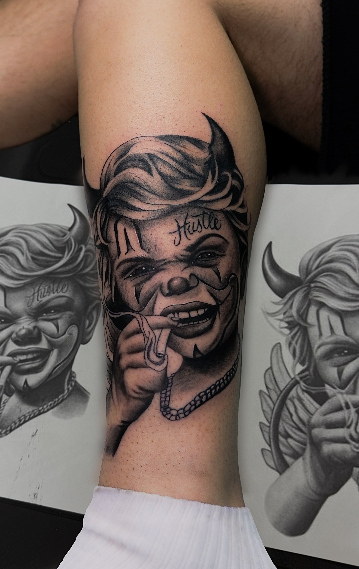Tatuaje black and grey — retrato chicano payaso con texto Hustle