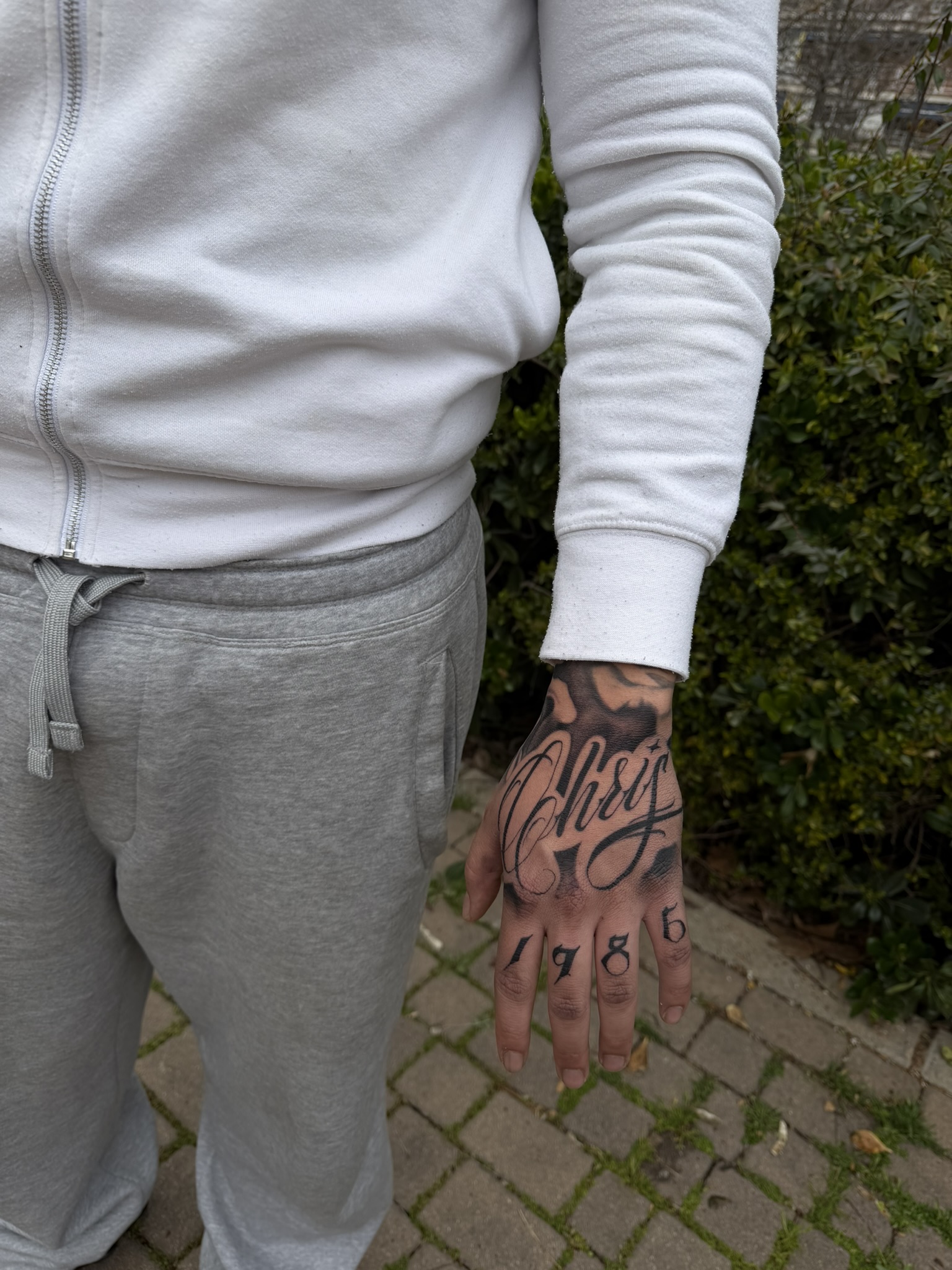 Tatuaje lettering — mono con corona en black and grey, obra de Rober INK Madrid