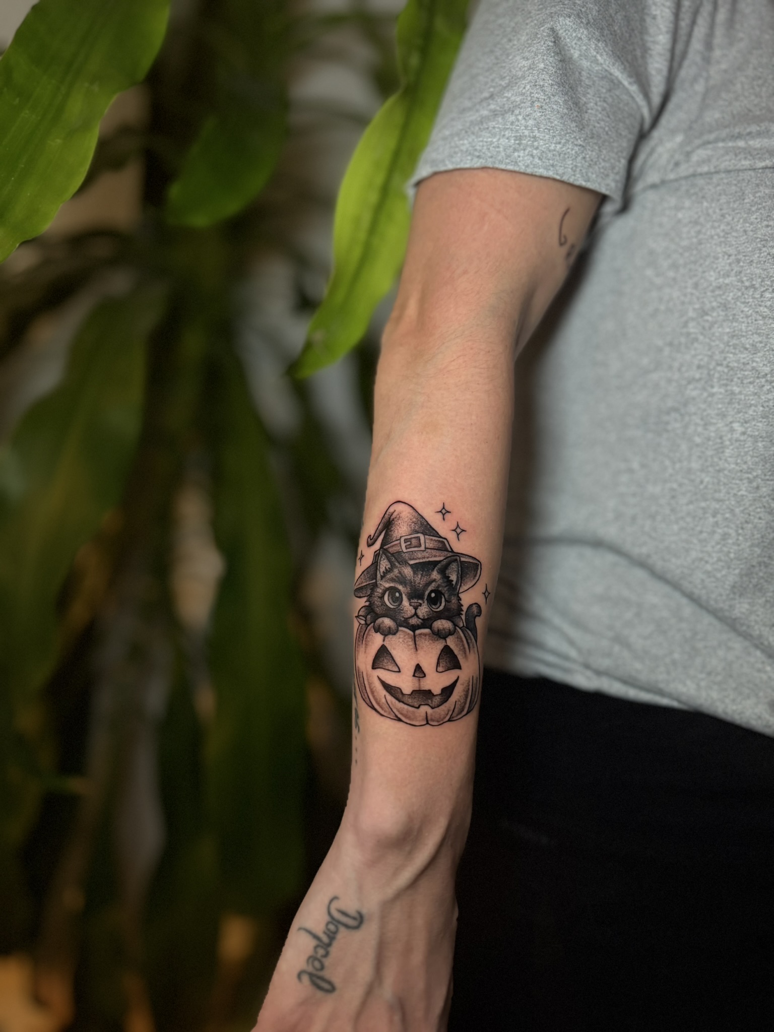 Tatuaje chicano — conejo con gorra y spray en pantorrilla