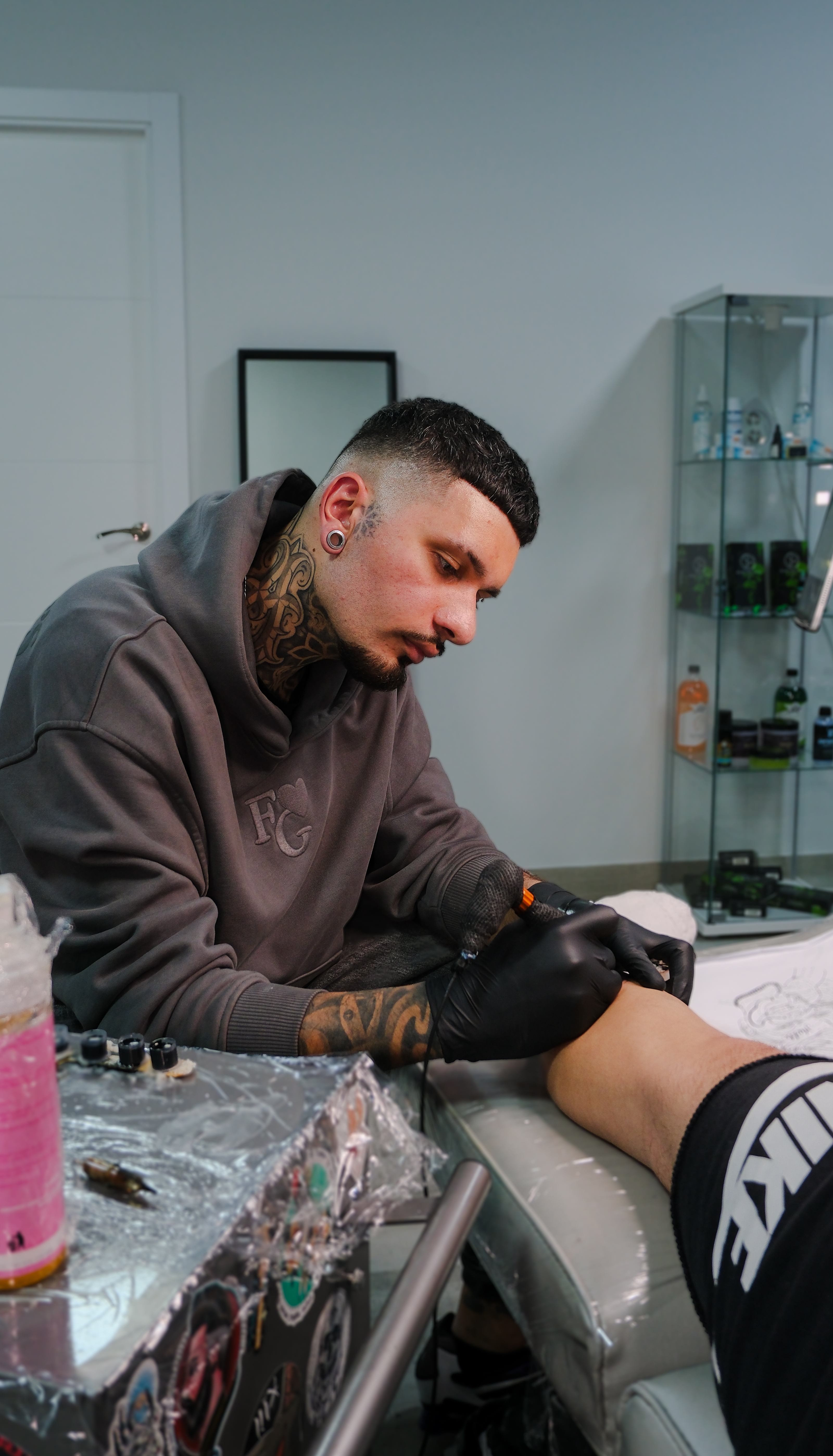 Rober, tatuador profesional de Rober INK, trabajando en un tatuaje en su estudio de Torrejón de Ardoz, Madrid