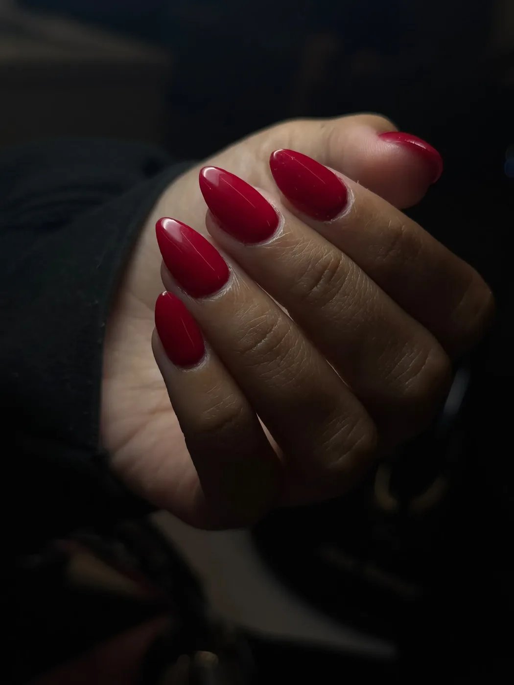Set de gel tips rojo intenso, almendra hecho por Jaslene en el primer Seminario de Gel Tips de Trend Nails Course, Caguas