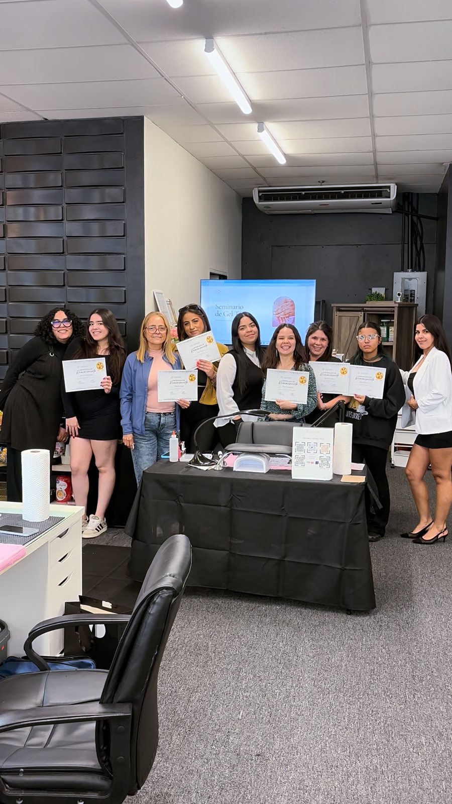 Las seis participantes del primer Seminario de Gel Tips con sus certificados en Trend Nails Salon, Caguas