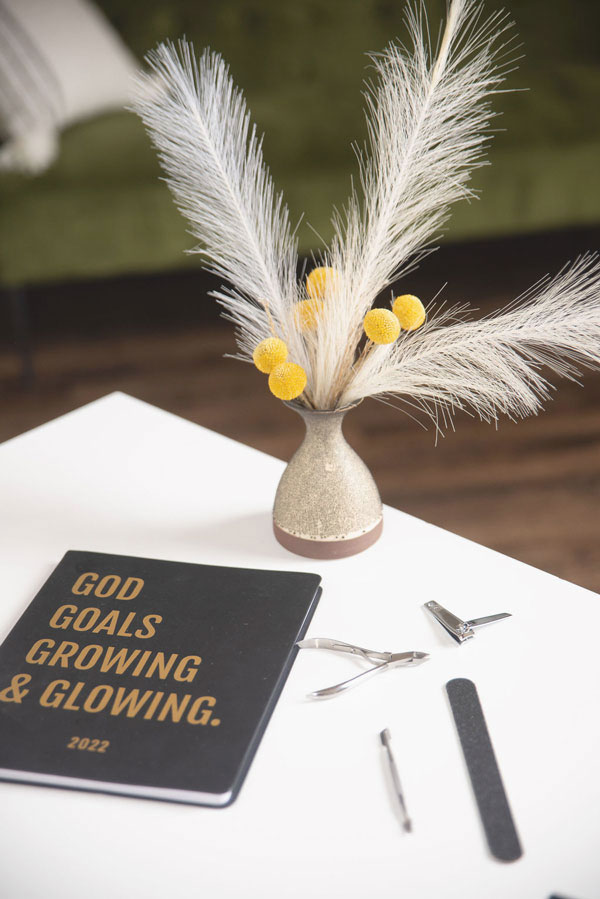 pens in a holder with a goals notebook
