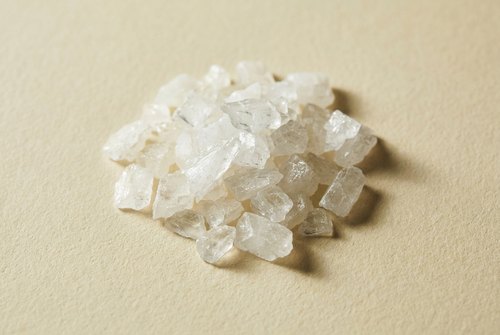 Džiovintas ingredientas ant kreminio fono: Borneolis.