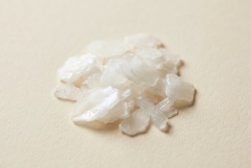 Džiovintas ingredientas ant kreminio fono: Kamparas.