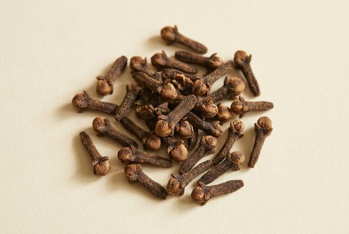 Džiovintas ingredientas ant kreminio fono: Gvazdikėliai.
