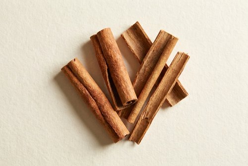 Džiovintas ingredientas ant kreminio fono: Samul vaeng.