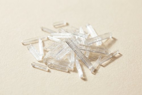 Džiovintas ingredientas ant kreminio fono: Mentolis.