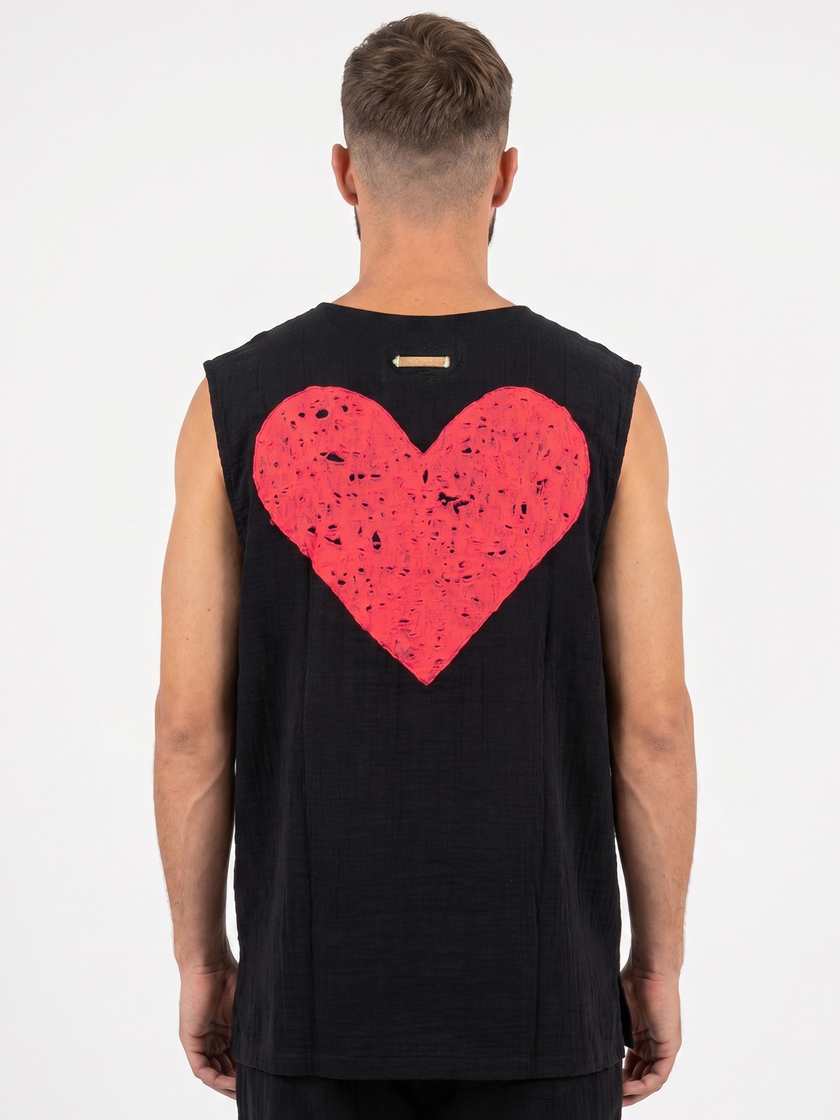 Camiseta negra corazón fucsia 1 - The Origin Ibiza