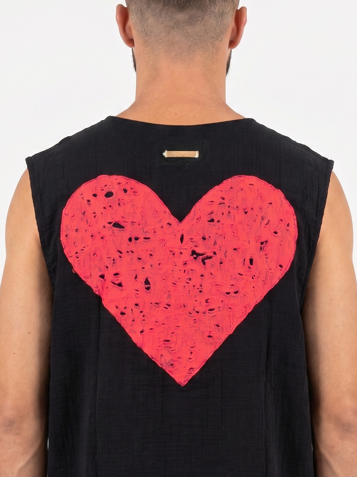 Camiseta negra corazón fucsia 2 - The Origin Ibiza
