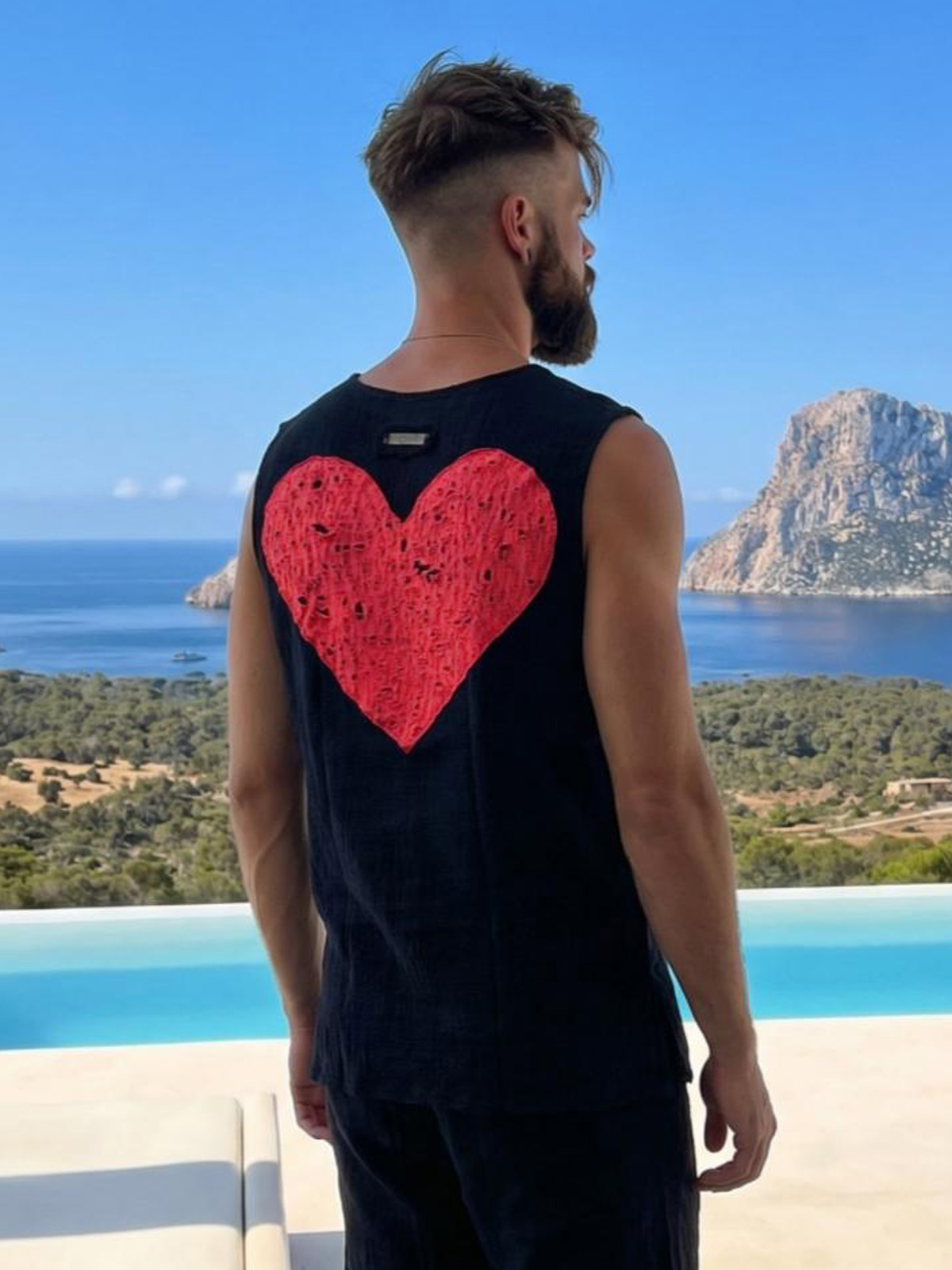 Camiseta negra corazón fucsia 4 - The Origin Ibiza