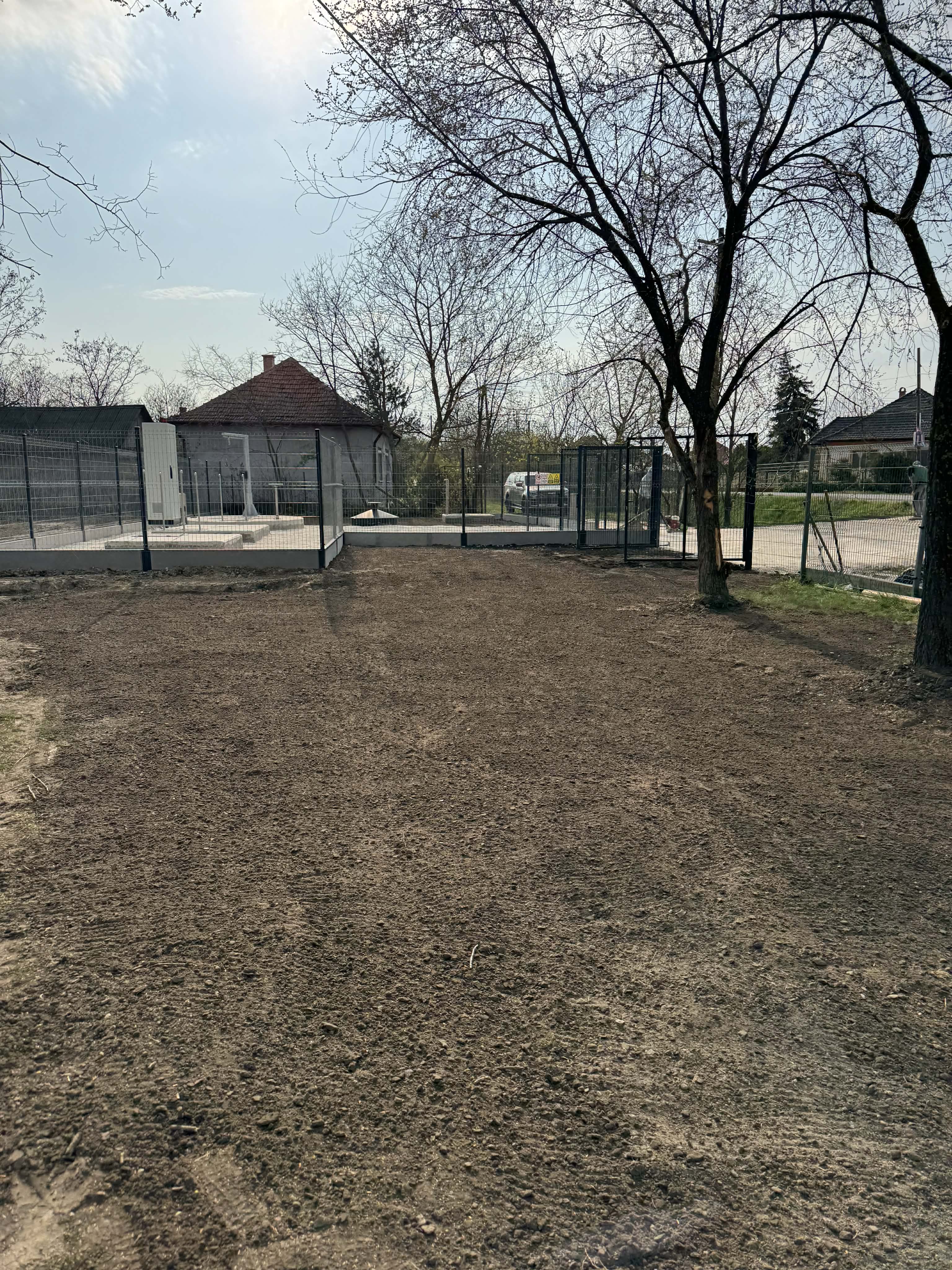 Termőföld terítés és felületkiegyenlítés kertben