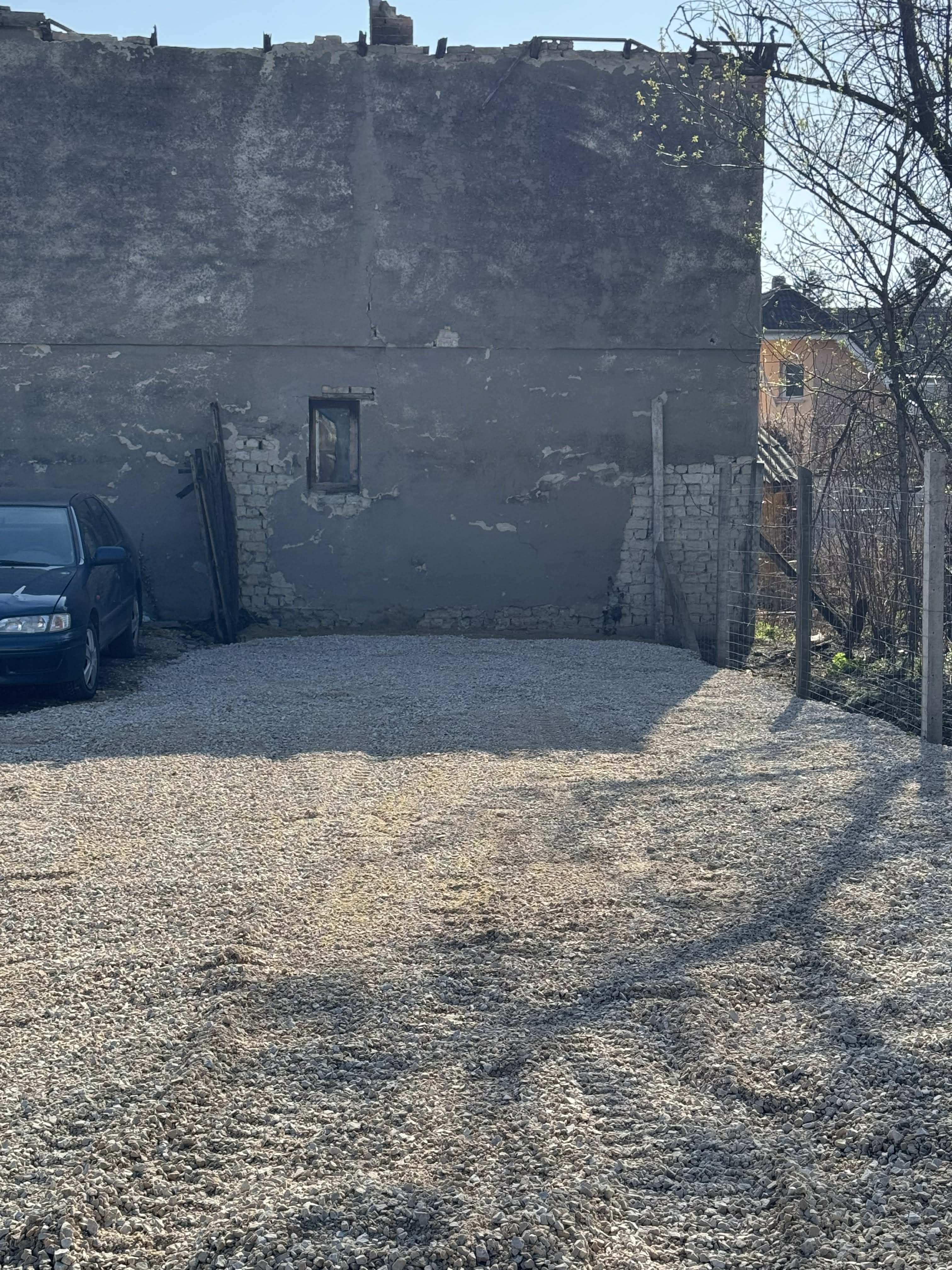 Termőföld terítés – oldalkert felszín előkészítés