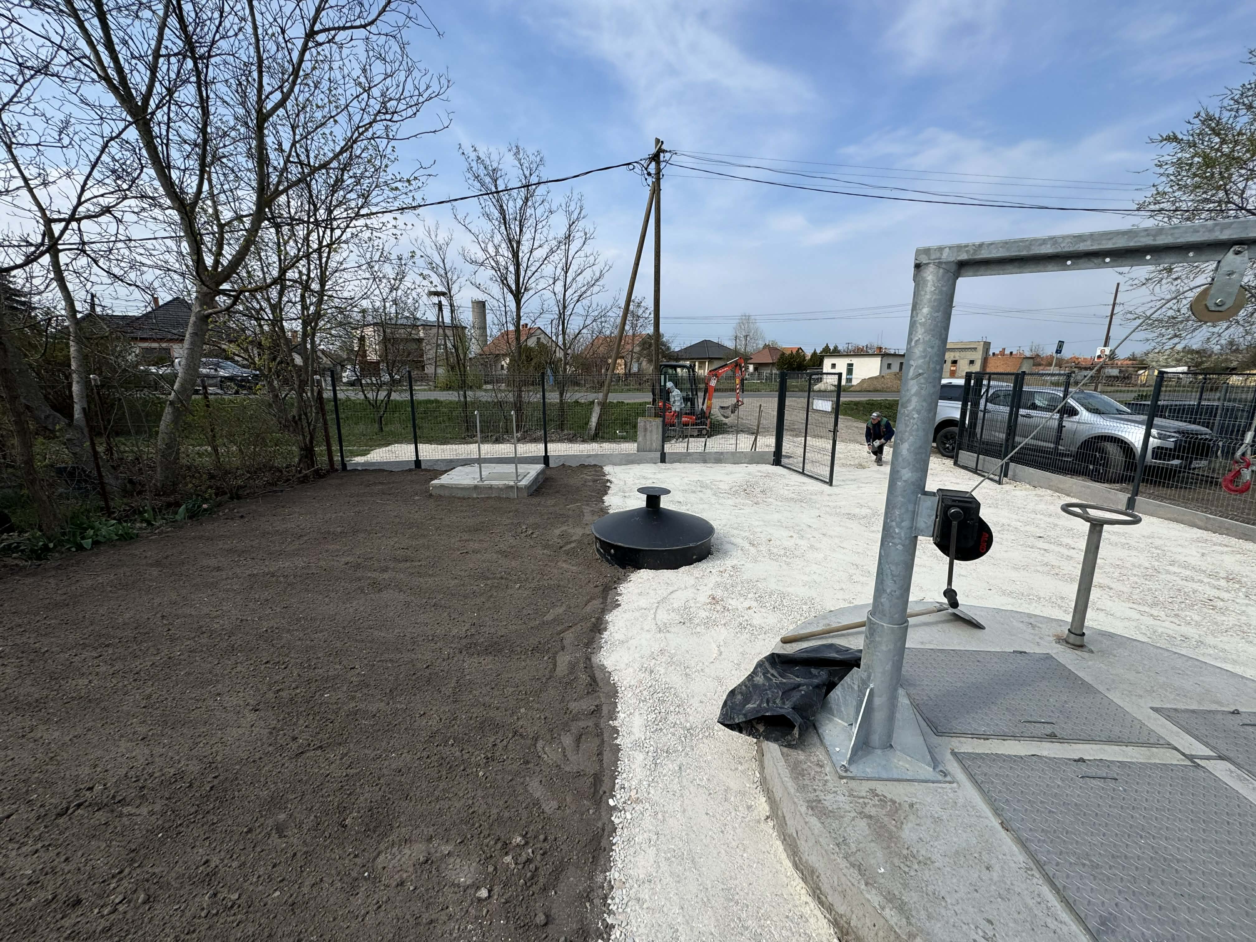 Szűk terület rendezése épület mellett