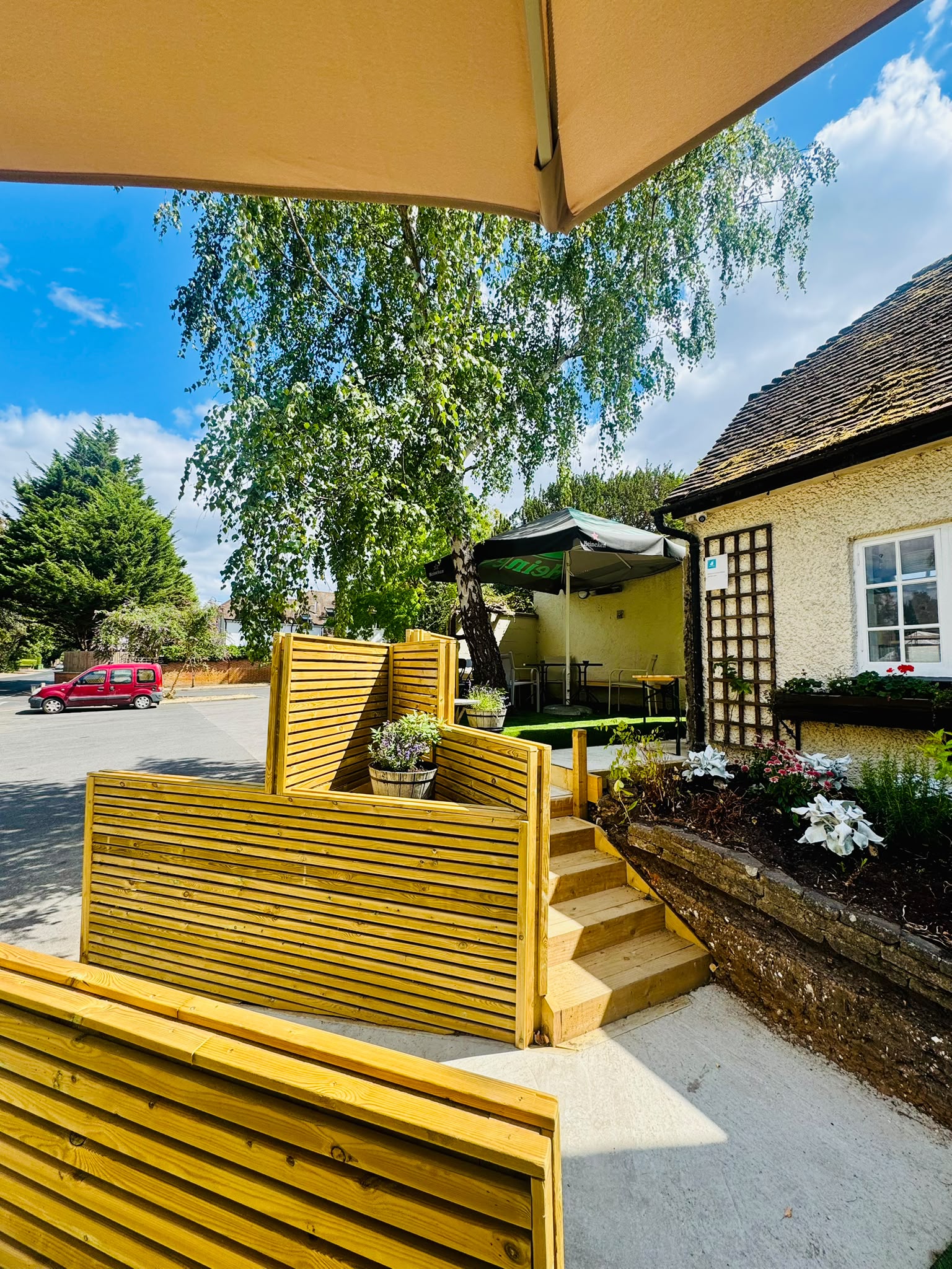 The garden at The Anchor Bookham on a sunny day, with space for dogs and their owners
