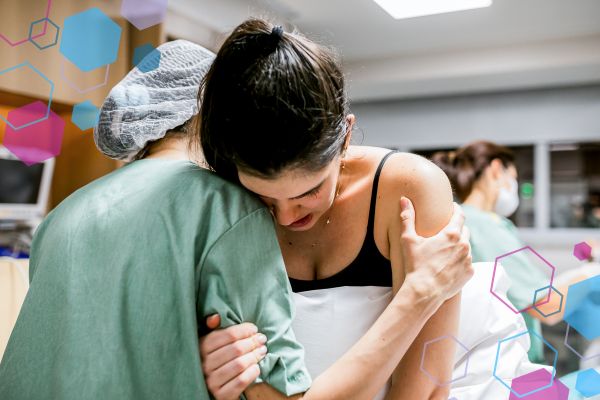 Labouring person supported by a midwife in hospital, representing how doulas work alongside clinical staff within UK maternity care. Labouring person supported by a midwife in hospital, representing how doulas work alongside clinical staff within UK maternity care.