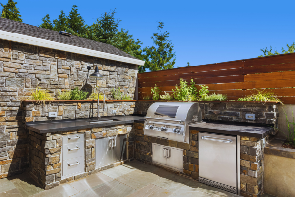 beautifully built outdoor kitchen in a backyard in Texas