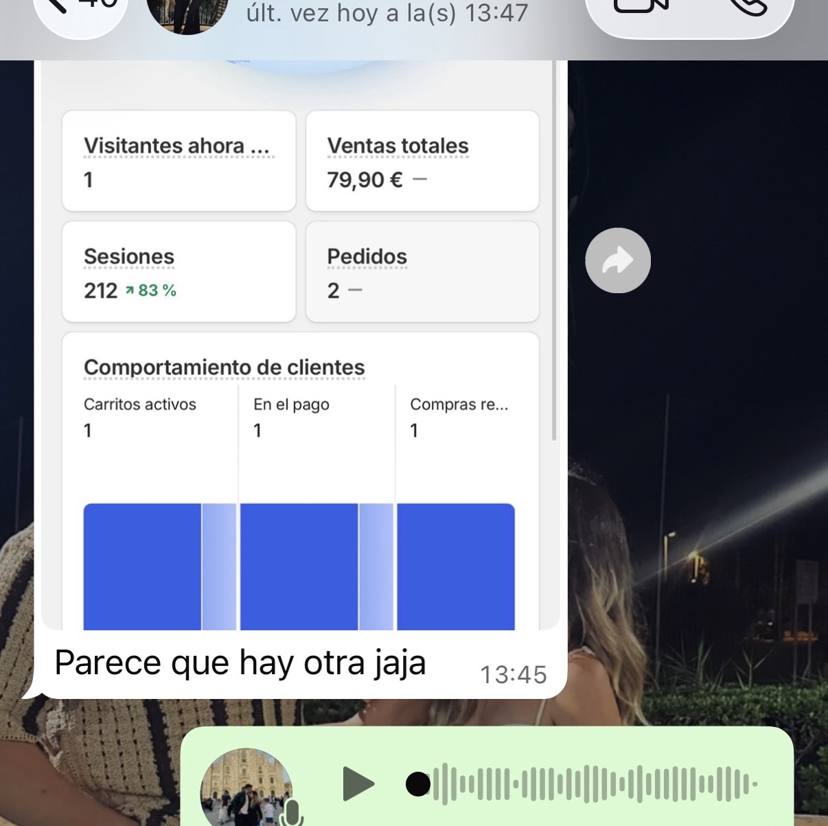 Captura de chat de WhatsApp con notificación de primera venta en Shopify