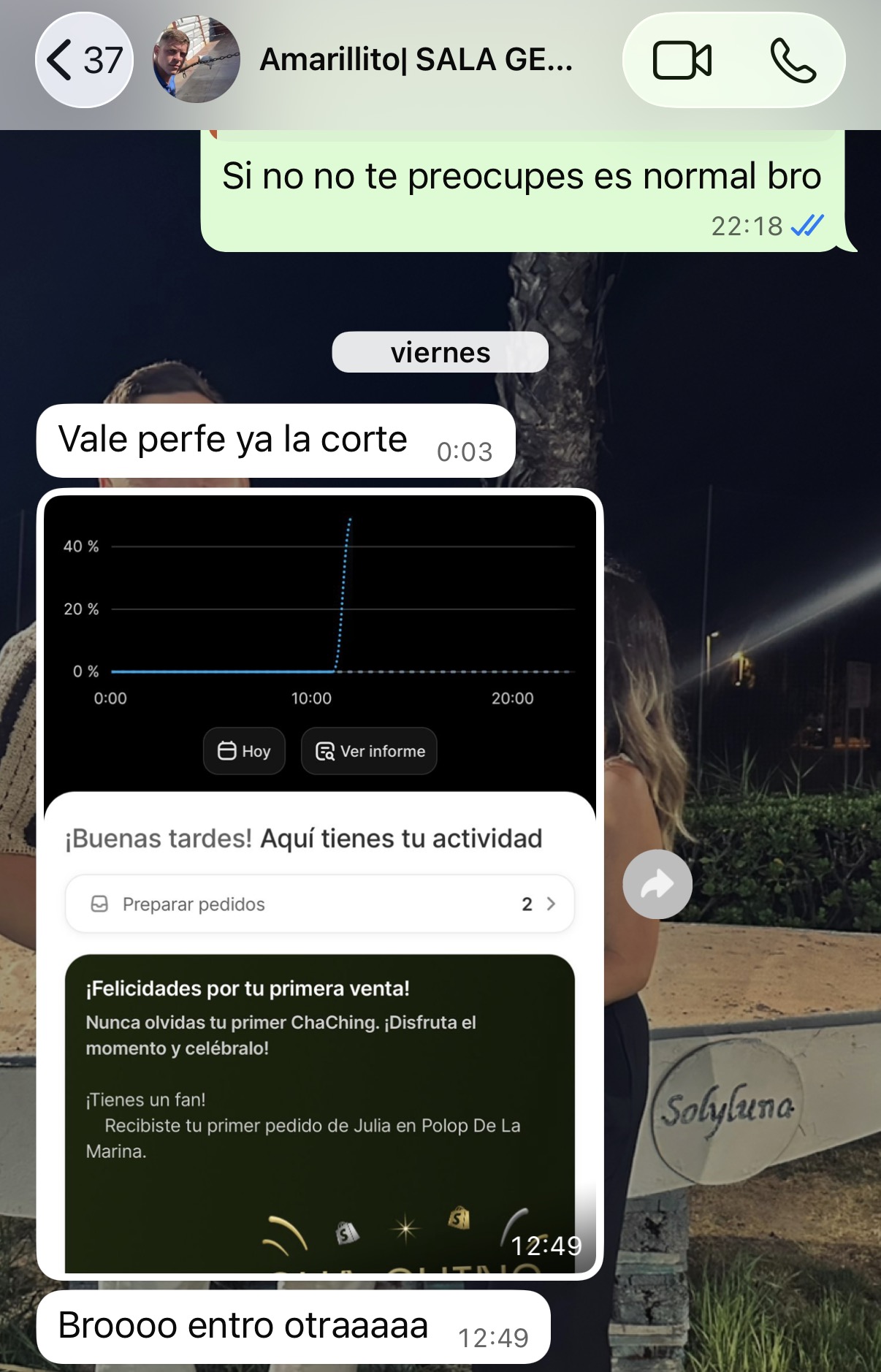 Captura de chat de WhatsApp con widget de ventas de Shopify