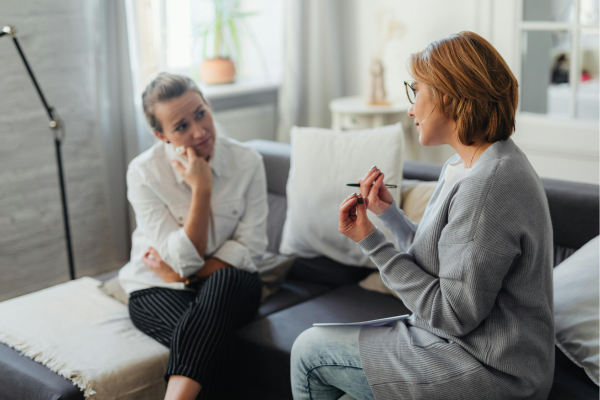 une femme explique quelque chose à une autre et elle écoute