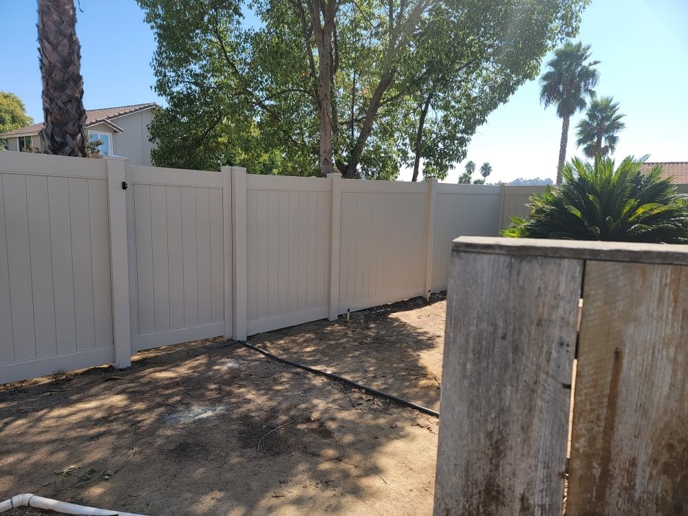 Vinyl privacy fence project by Islas Fencing