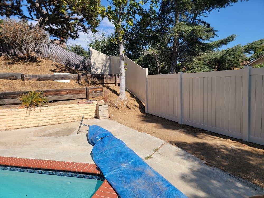 Vinyl privacy fence project by Islas Fencing