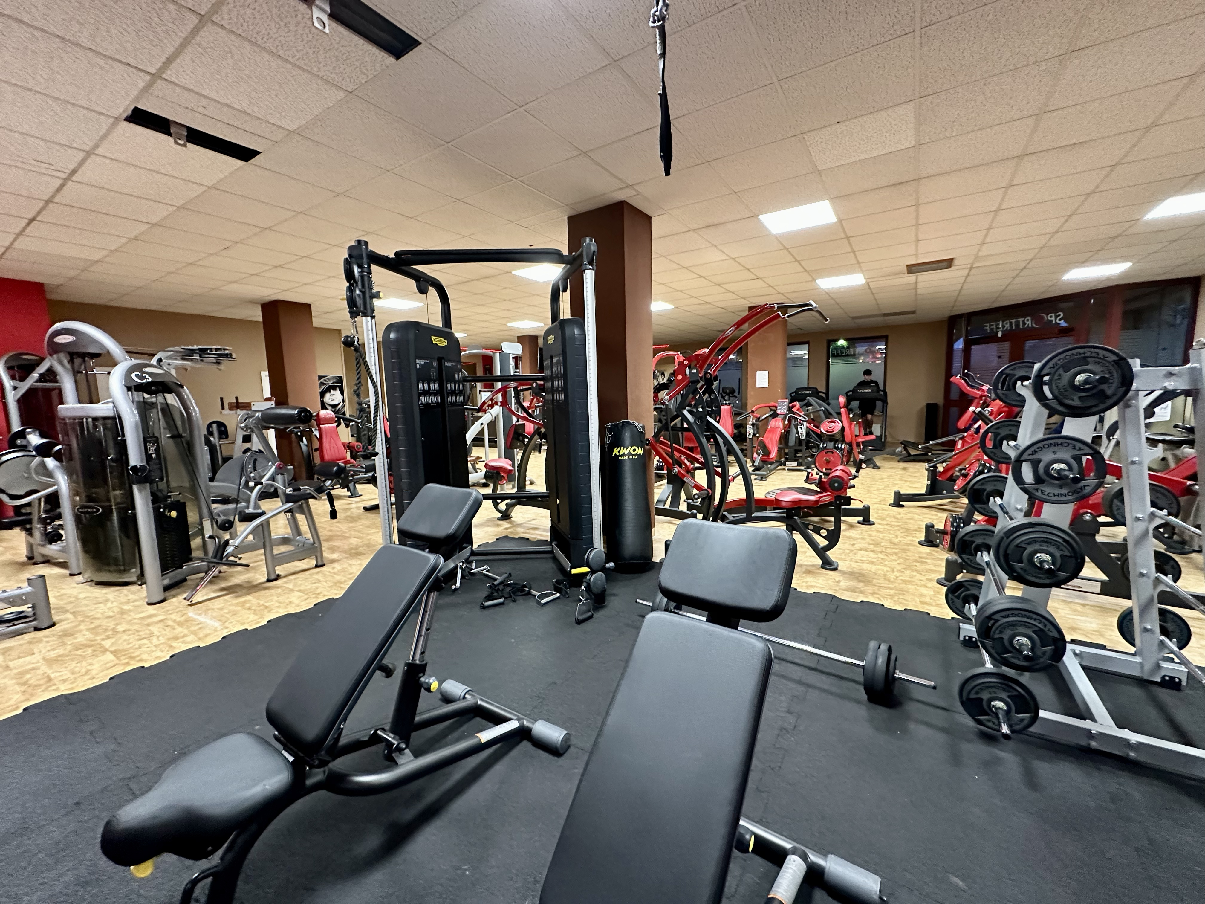 Trainingsbänke und Kabelzüge