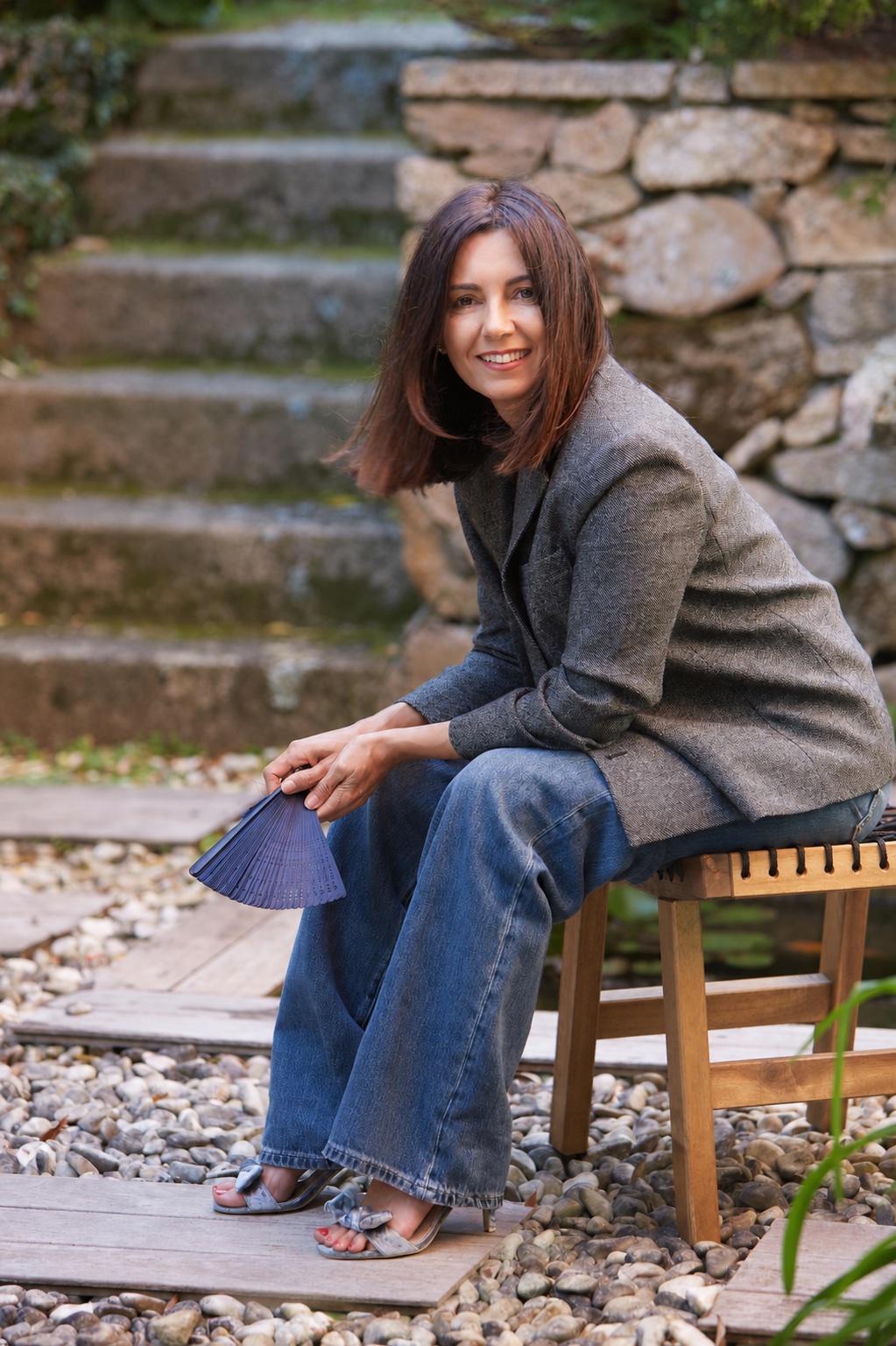 Marta Rivas sentada al aire libre