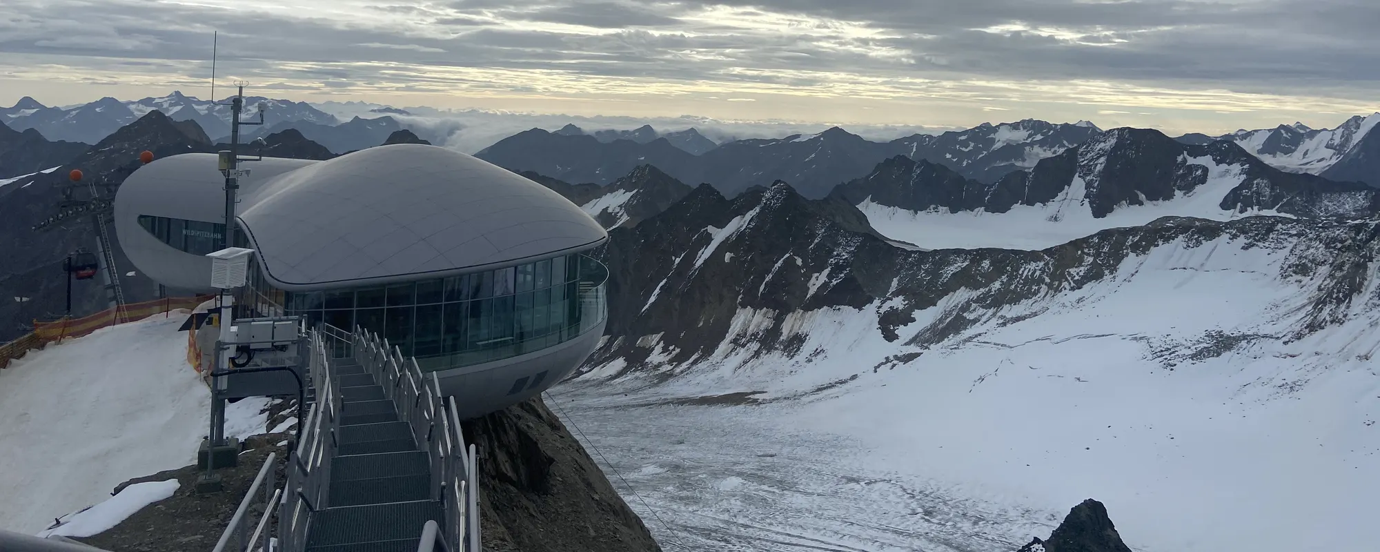 Bergstation der Wildspitzbahn auf 3.440 m, vermessen von messpunktplus