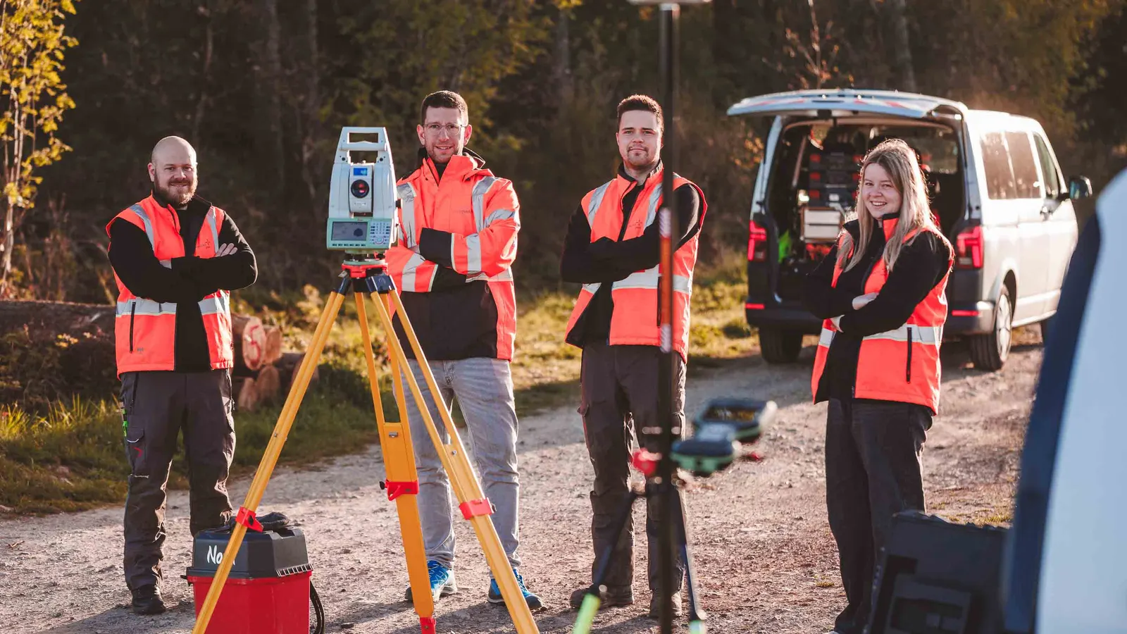 Das Team von messpunktplus mit Tachymeter und GNSS-Antenne im Außeneinsatz