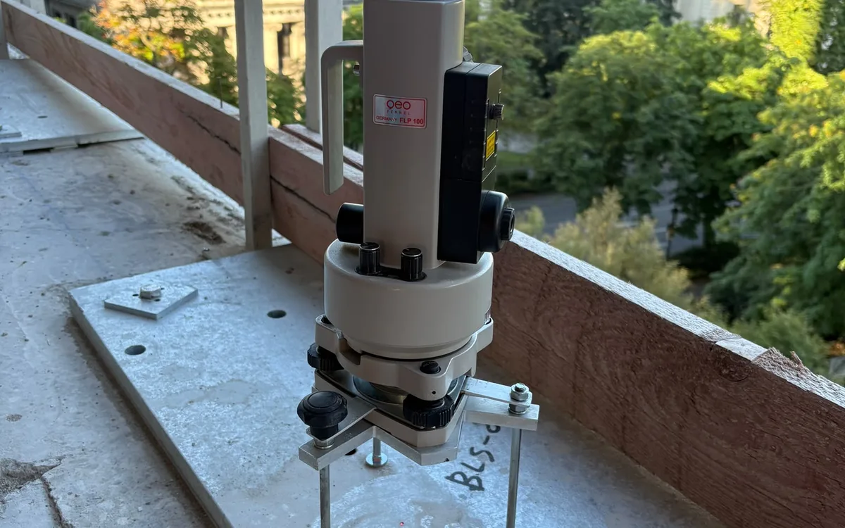 Lotlaser Geo Fennel FLP100 im Einsatz auf einer Hochhausbaustelle in Frankfurt
