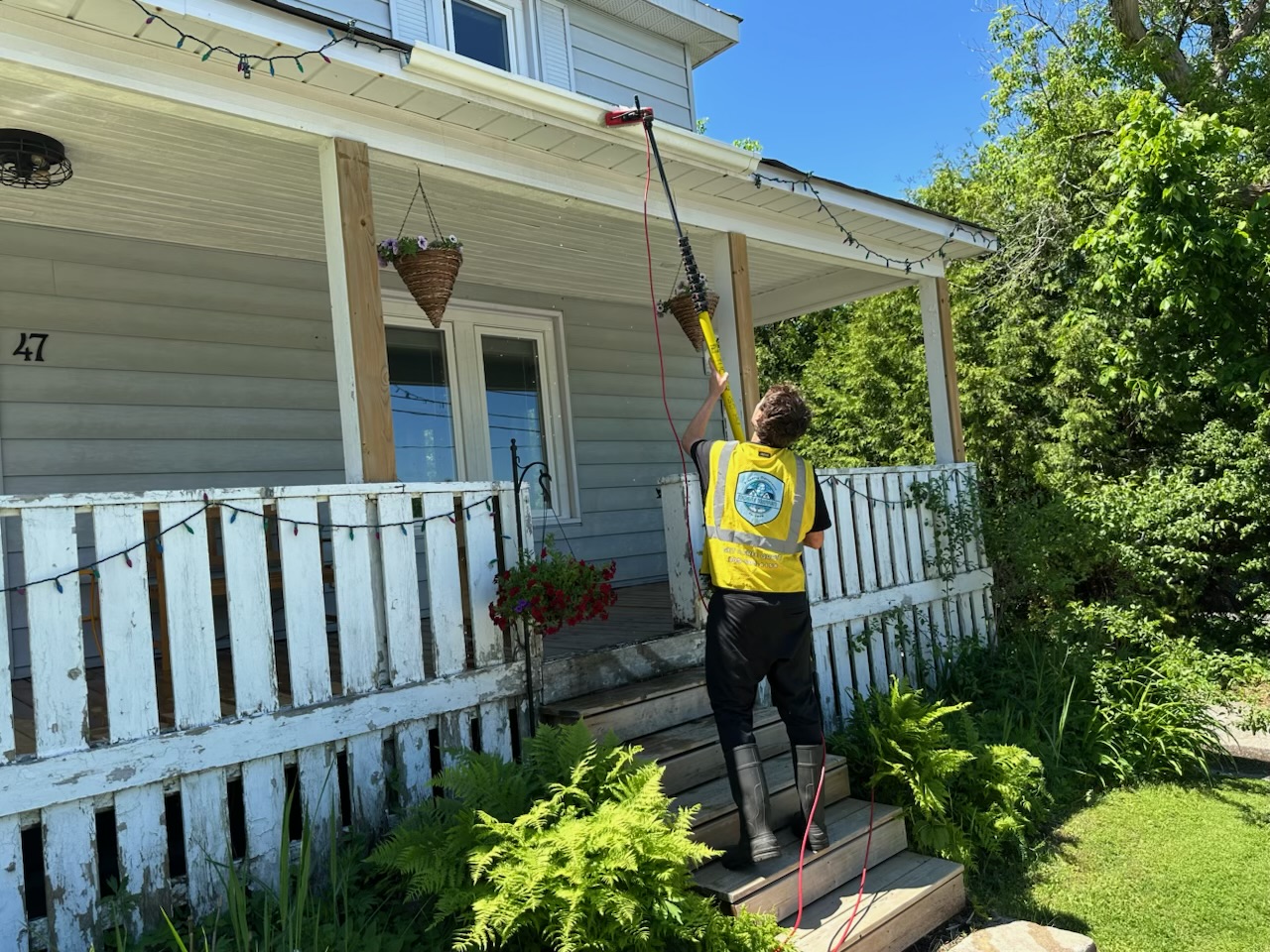 Eavesdrop Cleaning in Brampton
