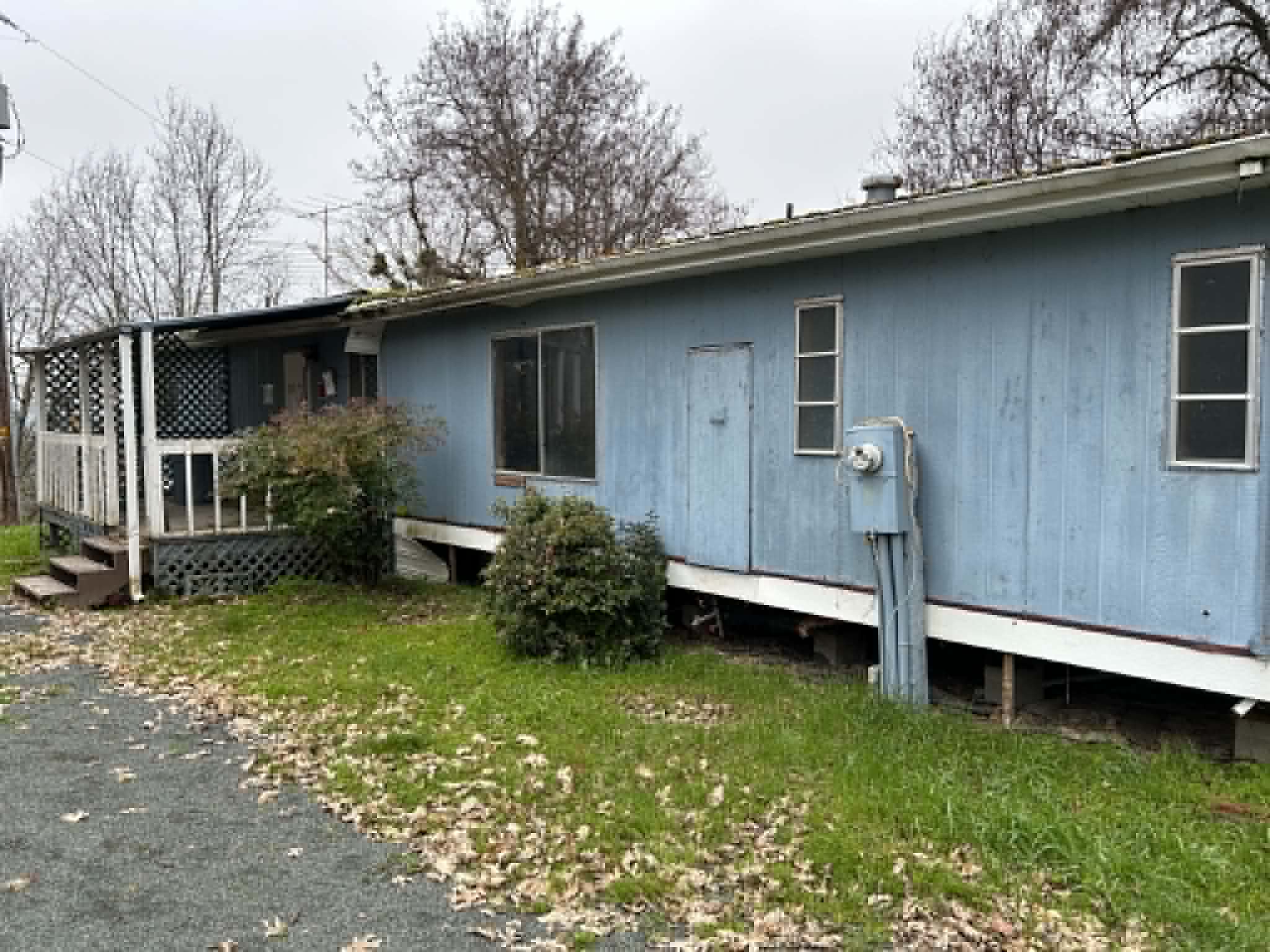 Mobile home demolition before and after in Cave Junction – before