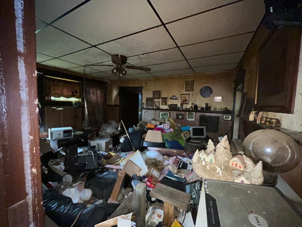 Northeast Pennsylvania apartment left full of junk by a tired landlord, the kind of deferred cost a seller's NOI leaves out