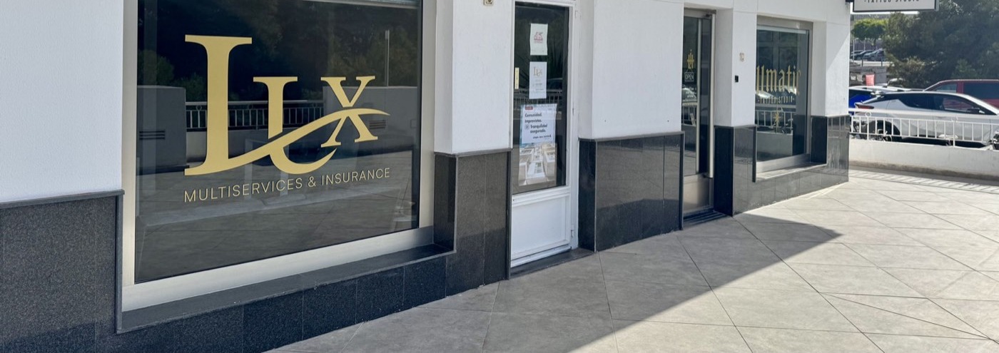 Fachada real de LUX Multiservices en Calle Salvador Dalí, Orihuela Costa