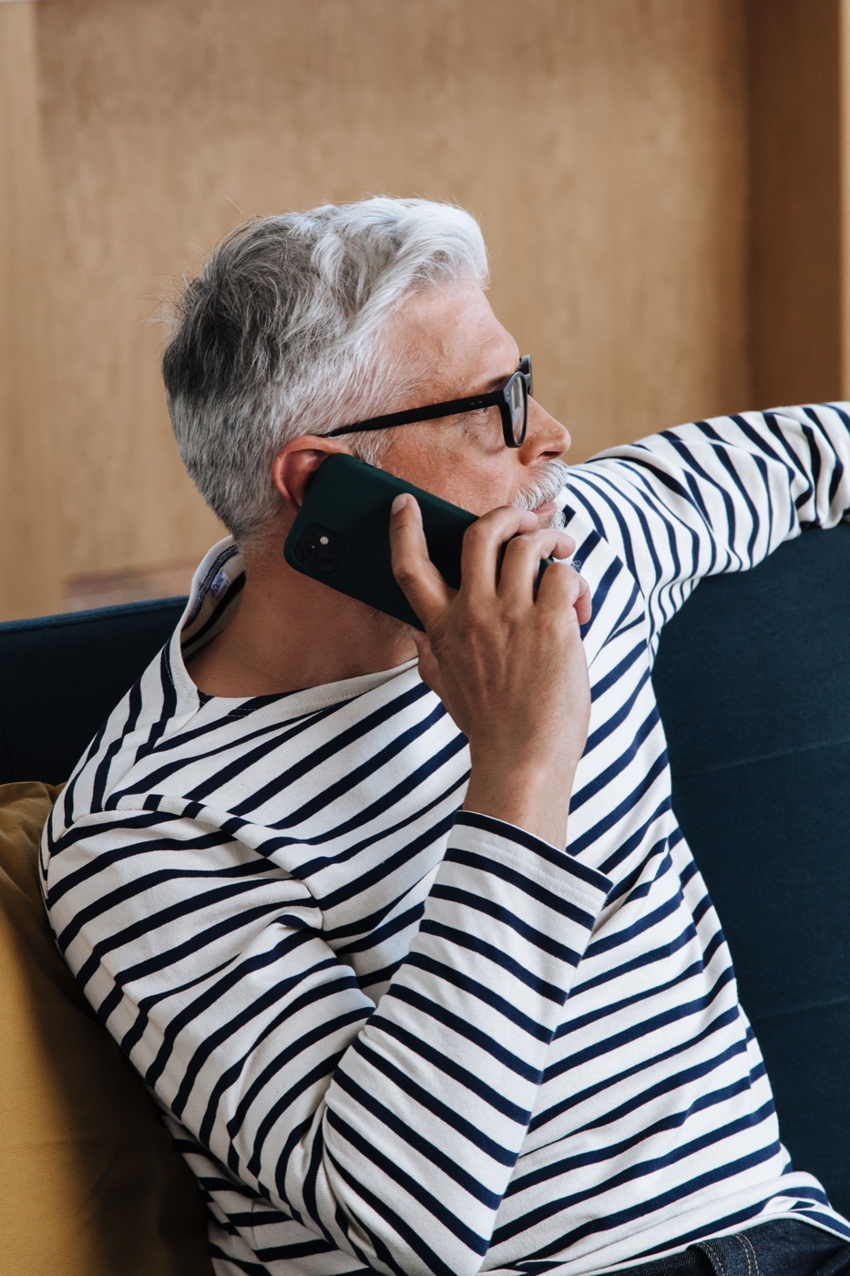 Cliente extranjero llamando por teléfono para coordinar una reforma en su vivienda