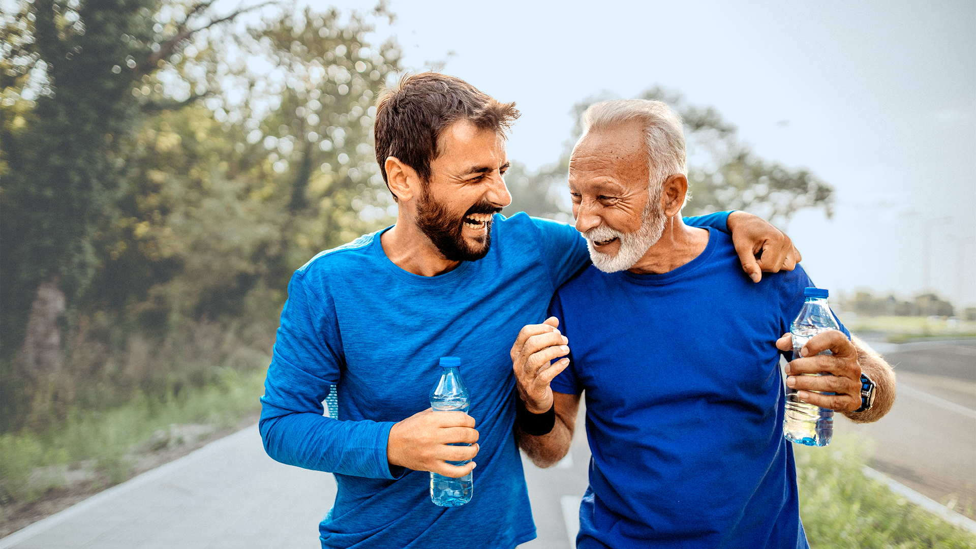 homme souriant chandail bleu