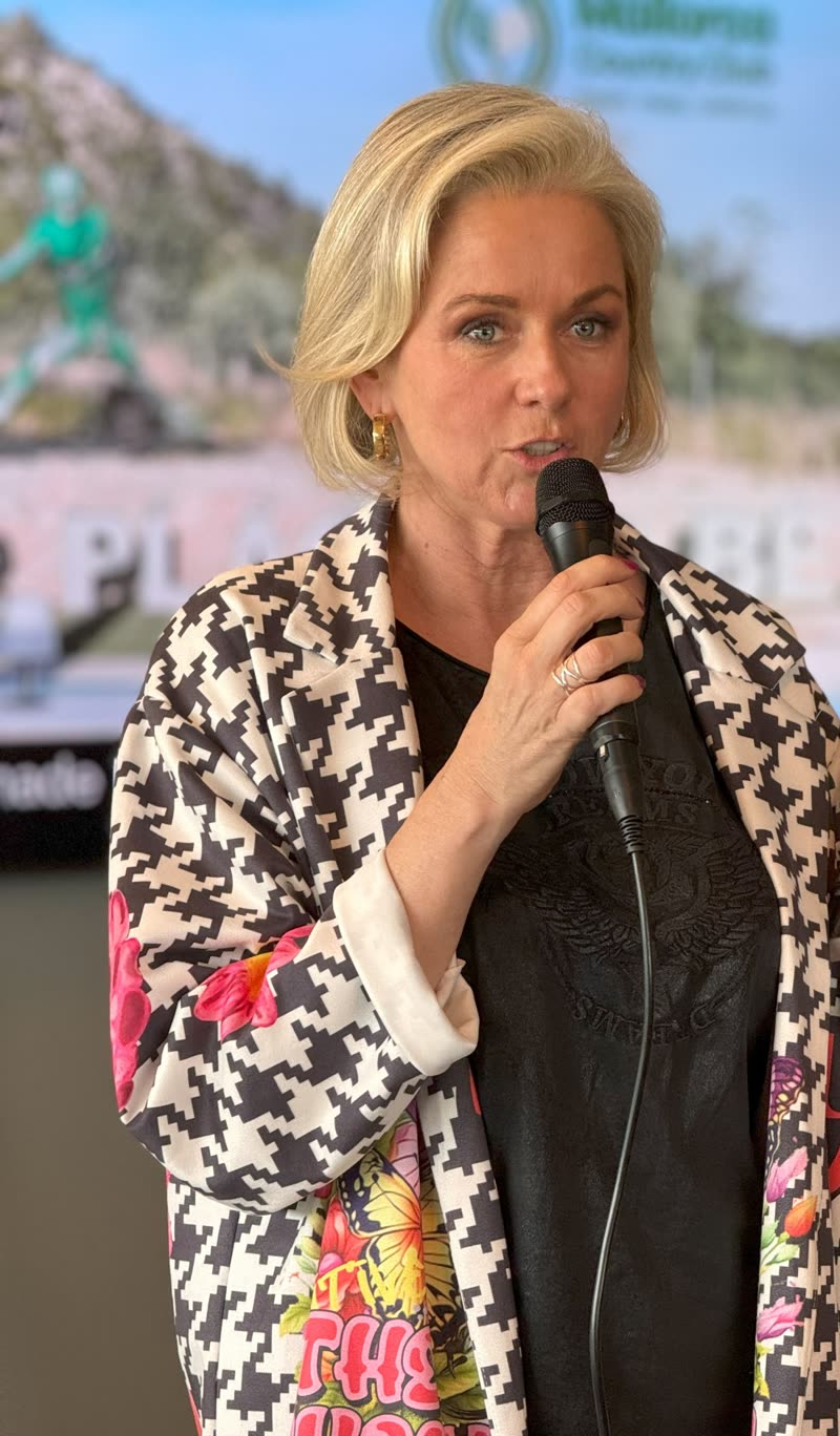 Bettina Klos auf der Bühne beim Business Lunch